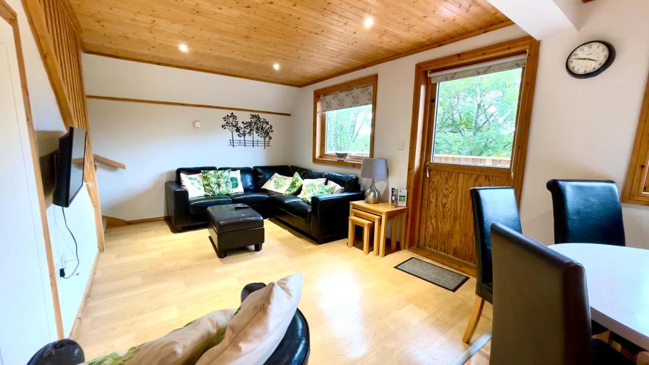 Spacious Primrose Lodge For 6 With Hot Tub At A Spa Resort Chudleigh Экстерьер фото