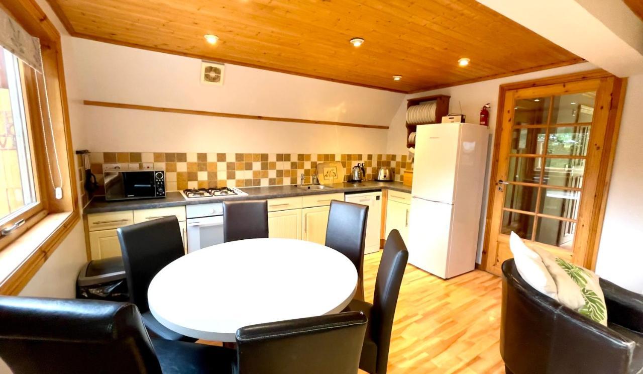Spacious Primrose Lodge For 6 With Hot Tub At A Spa Resort Chudleigh Экстерьер фото