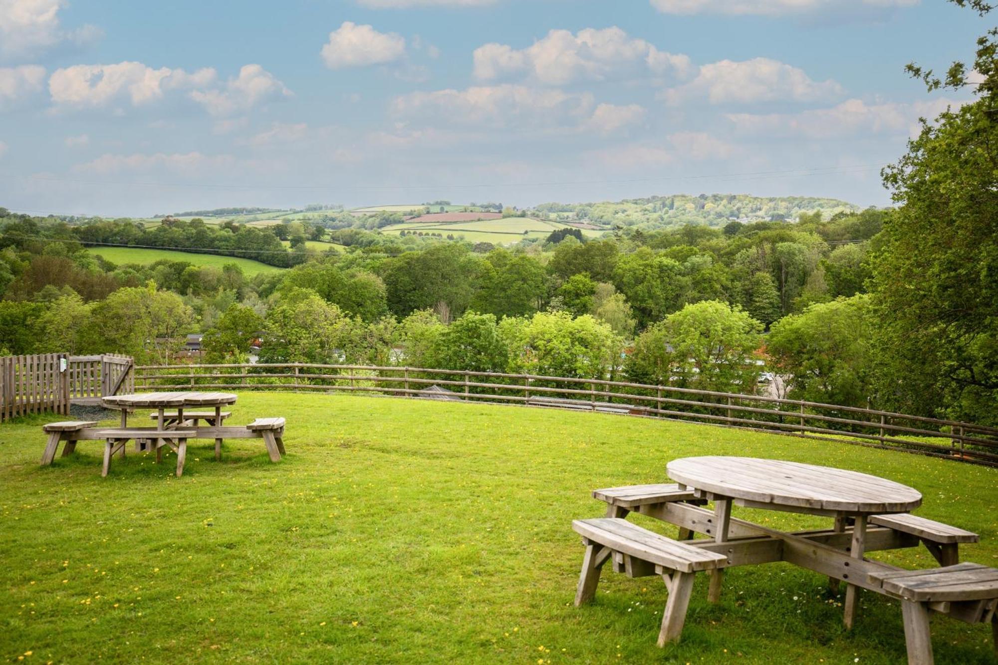 Spacious Primrose Lodge For 6 With Hot Tub At A Spa Resort Chudleigh Экстерьер фото